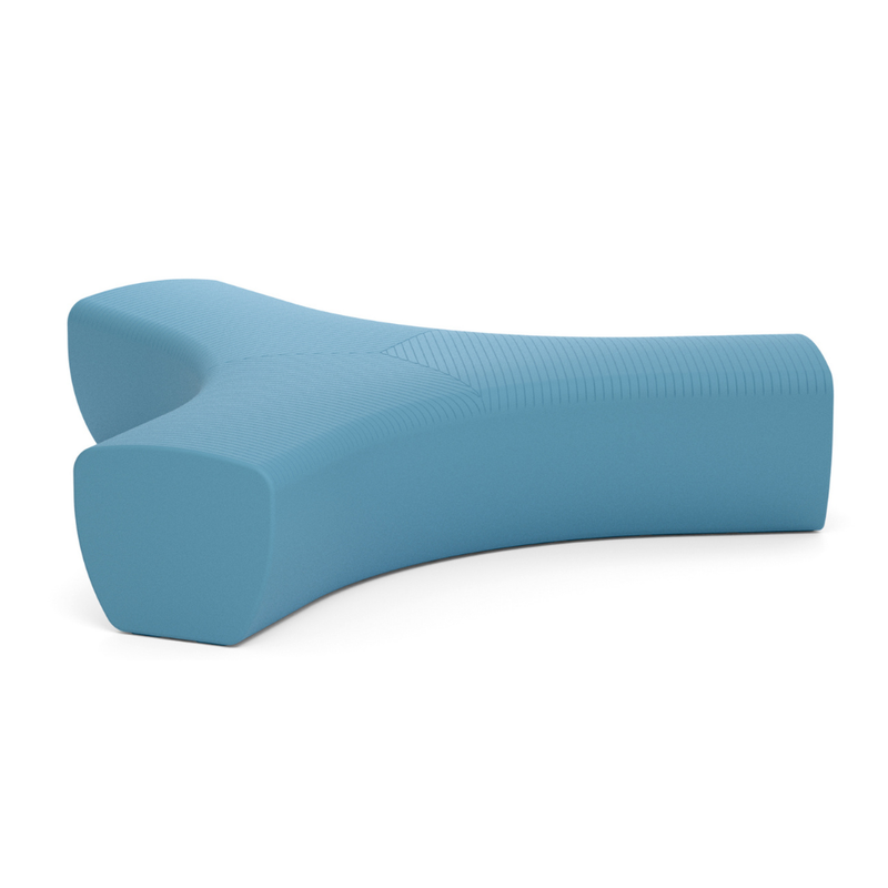 LOOPE® Studion suunnittelema näyttävä OUTi 3-Haarainen penkki Pastel sininen RAL 5025. The impressive OUTi Three-arm bench designed by LOOP® Studio in Pastel blue RAL 5025.