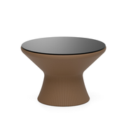 LOOPE® Studion suunnittelema näytävä OUTi Pöytä Pale brown ruskea RAL 8025 mustalla pöytälevyllä. The impressive OUTi Table designed by LOOP® Studio in Pale brown RAL 8025 and with black tabletop.