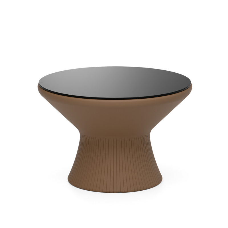 LOOPE® Studion suunnittelema näytävä OUTi Pöytä Pale brown ruskea RAL 8025 mustalla pöytälevyllä. The impressive OUTi Table designed by LOOP® Studio in Pale brown RAL 8025 and with black tabletop.