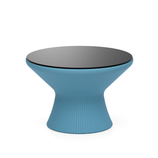 LOOPE® Studion suunnittelema näytävä OUTi Pöytä Pastel sininen RAL 5024 mustalla pöytälevyllä. The impressive OUTi Table designed by LOOP® Studio in Pastel blue RAL 5024 and with black tabletop.