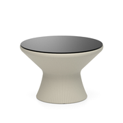 LOOPE® Studion suunnittelema näytävä OUTi Pöytä Silkin harmaa RAL 7044 mustalla pöytälevyllä. The impressive OUTi Table designed by LOOP® Studio in Silk grey RAL 7044 and with black tabletop.