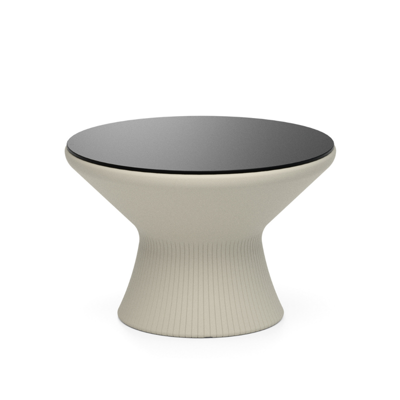 LOOPE® Studion suunnittelema näytävä OUTi Pöytä Silkin harmaa RAL 7044 mustalla pöytälevyllä. The impressive OUTi Table designed by LOOP® Studio in Silk grey RAL 7044 and with black tabletop.