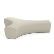 LOOPE® Studion suunnittelema näyttävä OUTi 3-Haarainen penkki Silkin harmaa RAL 7044. The impressive OUTi Three-arm bench designed by LOOP® Studio in Silk grey RAL 7044.