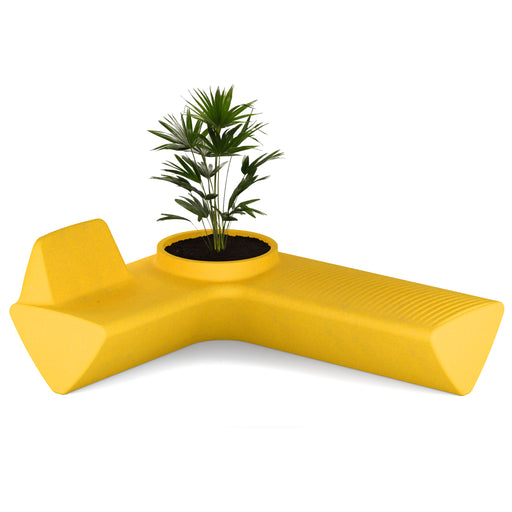 Tomek Rygalikin / Studio Rygalik suunnittelema näyttävä Beige-keltainen OneL Penkki kasviruukulla. Spectacular Beige-yellow OneL Bench with Plant Pot designed by Tomek Rygalik / Studio Rygalik.