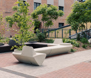 Tomek Rygalikin / Studio Rygalik suunnittelema näyttävä OneL Penkki. Spectacular OneL Bench designed by Tomek Rygalik / Studio Rygalik.