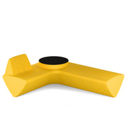 Tomek Rygalikin / Studio Rygalik suunnittelema näyttävä Beige-keltainen OneL Penkki mustalla Kulmapöydällä. Spectacular Beige-yellow OneL Bench with black Corner table designed by Tomek Rygalik / Studio Rygalik.