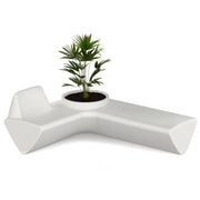 Tomek Rygalikin / Studio Rygalik suunnittelema näyttävä Harmaa-beige OneL Penkki kasviruukulla. Spectacular Grey-beige OneL Bench with Plant Pot designed by Tomek Rygalik / Studio Rygalik.