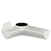 Tomek Rygalikin / Studio Rygalik suunnittelema näyttävä Harmaa-beige OneL Penkki mustalla Kulmapöydällä. Spectacular Grey-beige OneL Bench with black Corner table designed by Tomek Rygalik / Studio Rygalik.