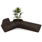 Tomek Rygalikin / Studio Rygalik suunnittelema näyttävä Musta-ruskea OneL Penkki kasviruukulla. Spectacular Black-brown OneL Bench with Plant Pot designed by Tomek Rygalik / Studio Rygalik.