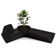 Tomek Rygalikin / Studio Rygalik suunnittelema näyttävä Ruskea-musta OneL Penkki kasviruukulla. Spectacular Brown-black OneL Bench with Plant Pot designed by Tomek Rygalik / Studio Rygalik.