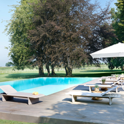 Martinelli Venezia Studion suunnittelema sulavalinjainen PONENTE design aurinkotuoli