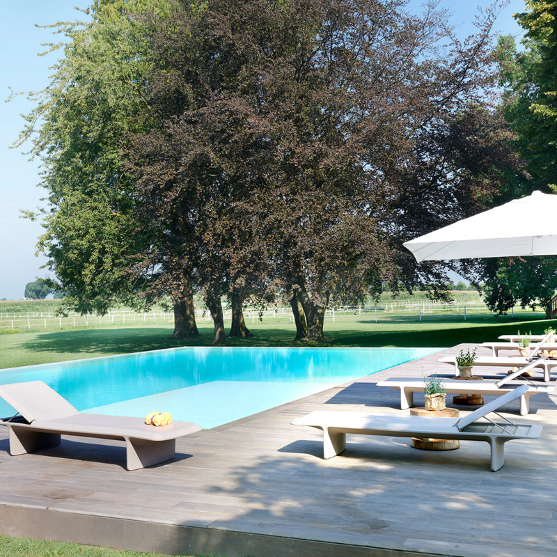 Martinelli Venezia Studion suunnittelema sulavalinjainen PONENTE design aurinkotuoli