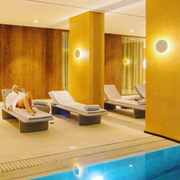 Martinelli Venezia Studion suunnittelema sulavalinjainen PONENTE design aurinkotuoli