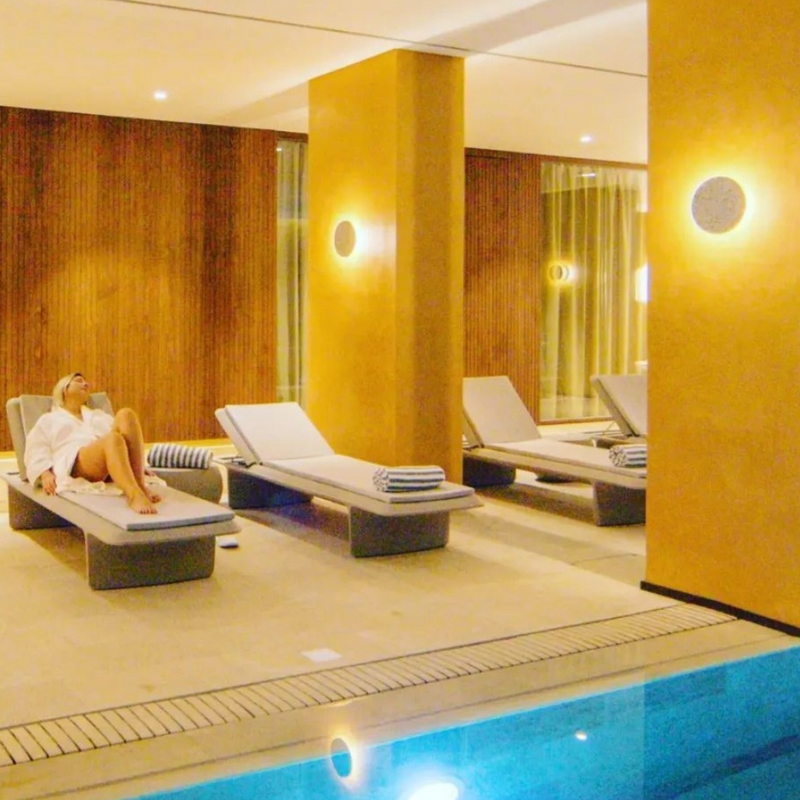 Martinelli Venezia Studion suunnittelema sulavalinjainen PONENTE design aurinkotuoli