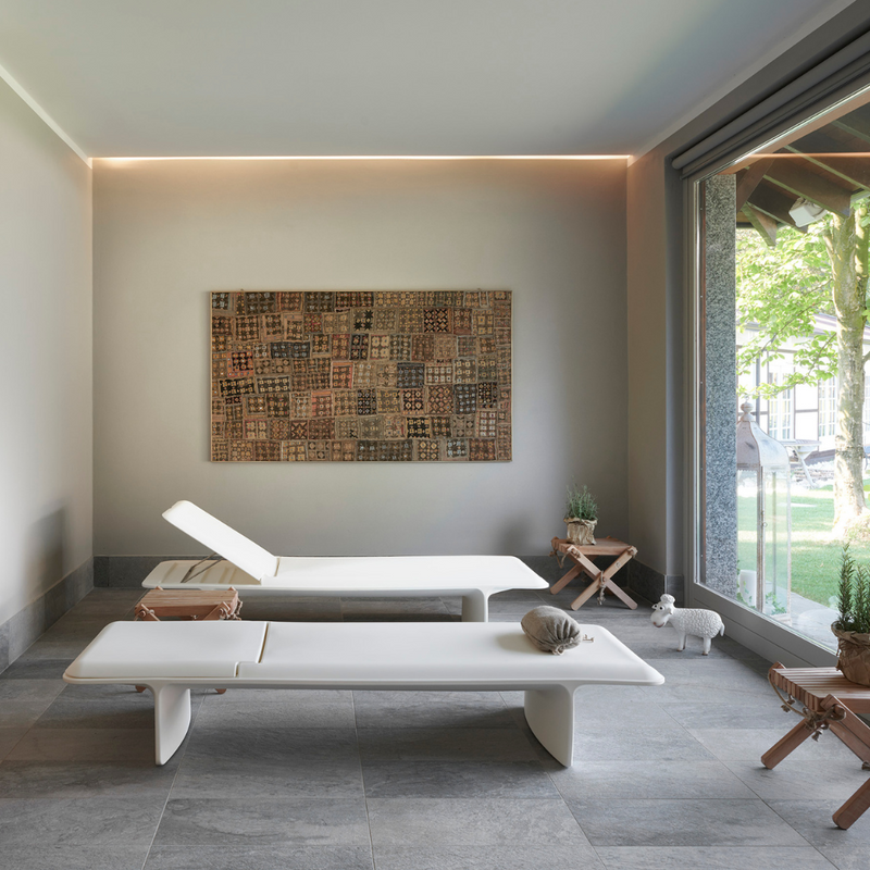 Martinelli Venezia Studion suunnittelema sulavalinjainen PONENTE design aurinkotuoli