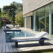 Martinelli Venezia Studion suunnittelema sulavalinjainen PONENTE design aurinkotuoli