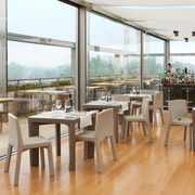 Jorge Nàjeran suunnittelema sulavalinjainen Q4 design tuoli.