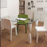 Jorge Nàjeran suunnittelema sulavalinjainen Q4 design tuoli.