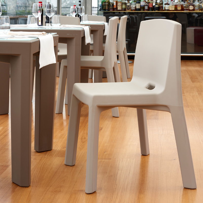 Jorge Nàjeran suunnittelema sulavalinjainen Q4 design tuoli.