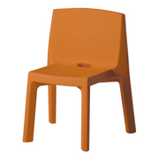 Jorge Nàjeran suunnittelema sulavalinjainen Q4 design tuoli Q4 Tuoli Pumpkin Orange värillä.