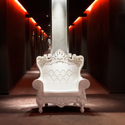 Graziano Moron ja Renato Pigattin suunnittelema satumaisen näyttävä QUEEN OF LOVE Nojatuoli.