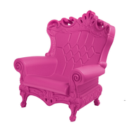 Graziano Moron ja Renato Pigattin suunnittelema satumaisen näyttävä Pinkki QUEEN OF LOVE Nojatuoli Sweet Fuchsia värisenä.