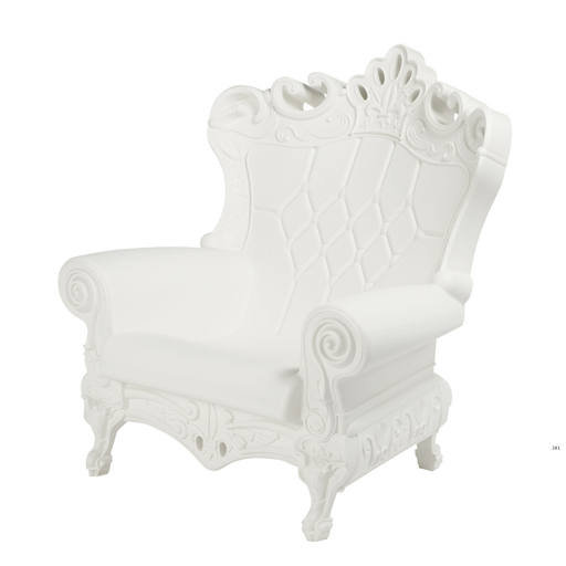 Graziano Moron ja Renato Pigattin suunnittelema satumaisen näyttävä Valkoinen QUEEN OF LOVE Nojatuoli Milky White värisenä.