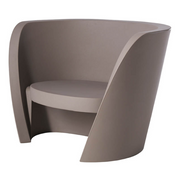 Karim Rashidin suunnittelema kaunis ja sulavalinjainen RAP CHAIR Lounge tuoli Argil Grey värisenä.