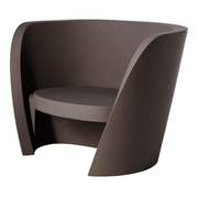 Karim Rashidin suunnittelema kaunis ja sulavalinjainen RAP CHAIR Lounge tuoli Chocolate Brown värisenä.
