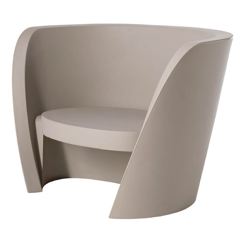 Karim Rashidin suunnittelema kaunis ja sulavalinjainen RAP CHAIR Lounge tuoli Dove Grey värisenä.