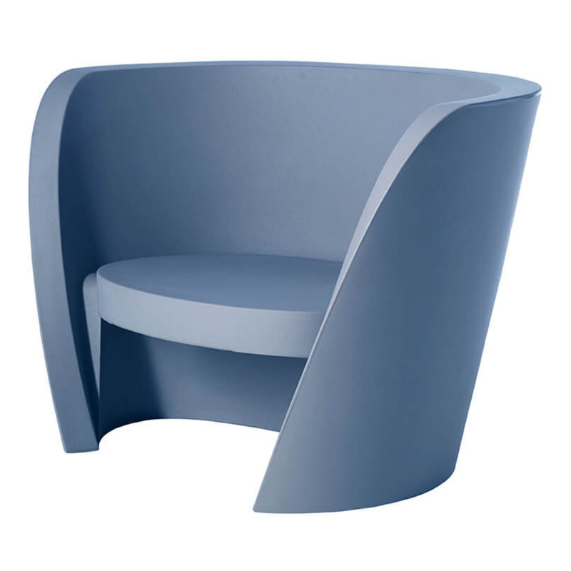 Karim Rashidin suunnittelema kaunis ja sulavalinjainen RAP CHAIR Lounge tuoli Powder Blue värisenä.