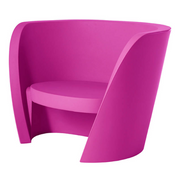 Karim Rashidin suunnittelema kaunis ja sulavalinjainen RAP CHAIR Lounge tuoli Sweet Fuchsia värisenä.