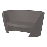 Karim Rashidin suunnittelema kaunis ja sulavalinjainen RAP Sohva Argil Grey värisenä.