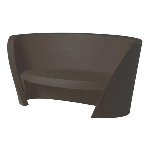 Karim Rashidin suunnittelema kaunis ja sulavalinjainen RAP Sohva Chocolate Brown värisenä.