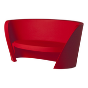 Karim Rashidin suunnittelema kaunis ja sulavalinjainen RAP Sohva Flame Red värisenä.