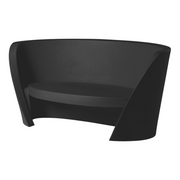 Karim Rashidin suunnittelema kaunis ja sulavalinjainen RAP Sohva Jet Black värisenä.