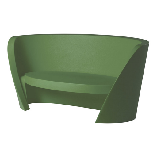 Karim Rashidin suunnittelema kaunis ja sulavalinjainen RAP Sohva Malva Green värisenä.