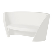 Karim Rashidin suunnittelema kaunis ja sulavalinjainen RAP Sohva Milky White värisenä.