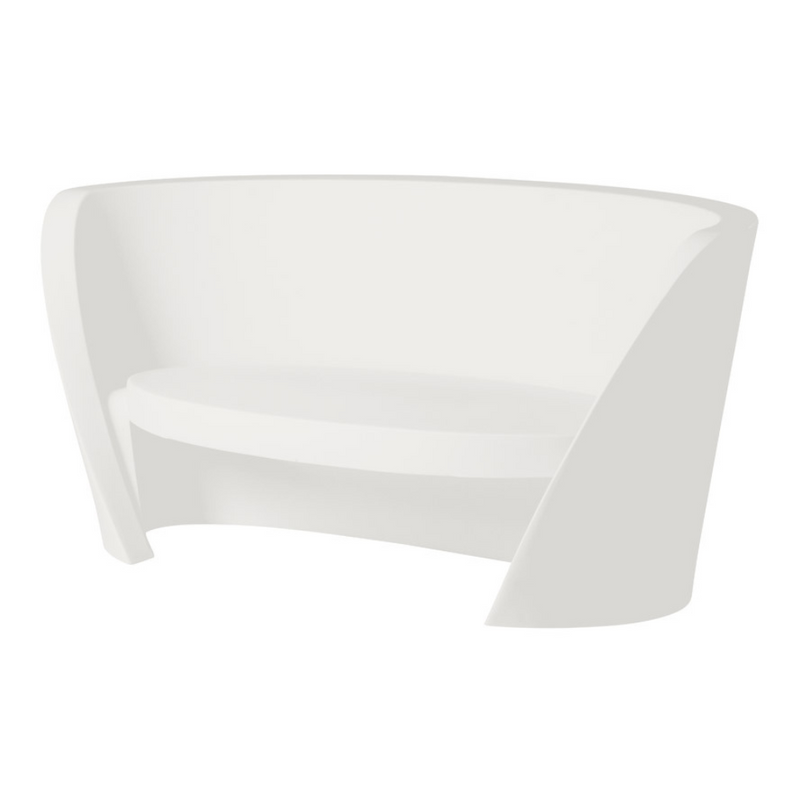 Karim Rashidin suunnittelema kaunis ja sulavalinjainen RAP Sohva Milky White värisenä.