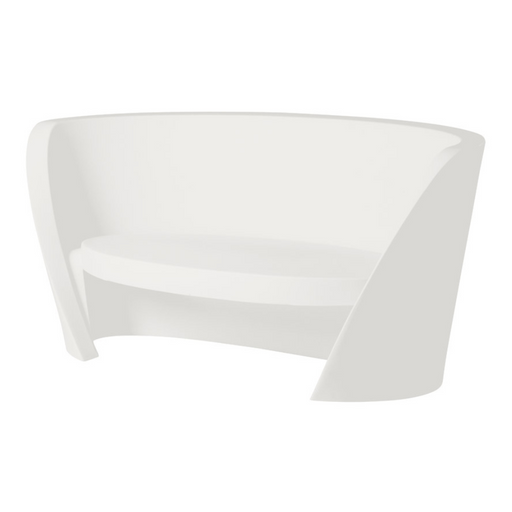 Karim Rashidin suunnittelema kaunis ja sulavalinjainen RAP Sohva Milky White värisenä.