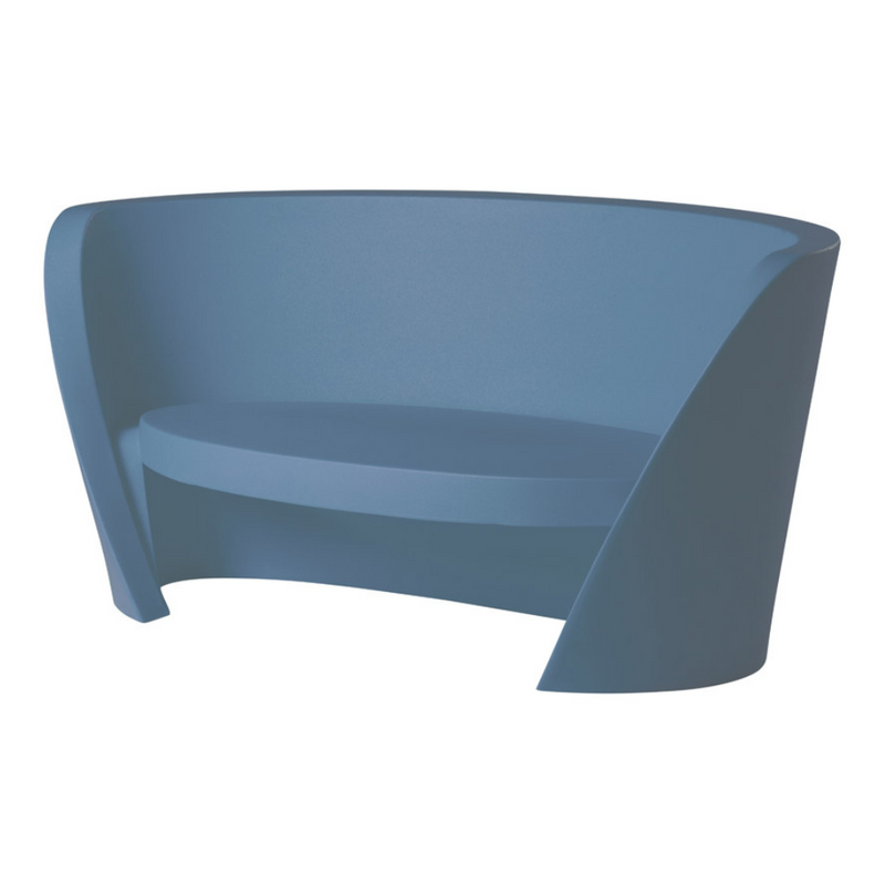 Karim Rashidin suunnittelema kaunis ja sulavalinjainen RAP Sohva Powder Blue värisenä.