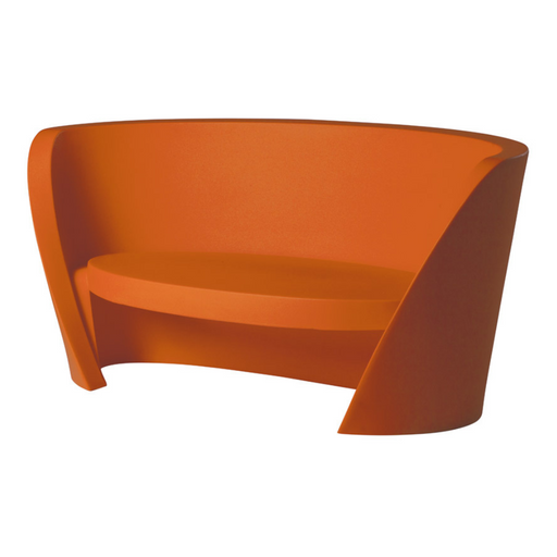 Karim Rashidin suunnittelema kaunis ja sulavalinjainen RAP Sohva Pumpkin Orange värisenä.