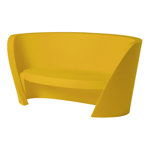 Karim Rashidin suunnittelema kaunis ja sulavalinjainen RAP Sohva Saffron Yellow värisenä.