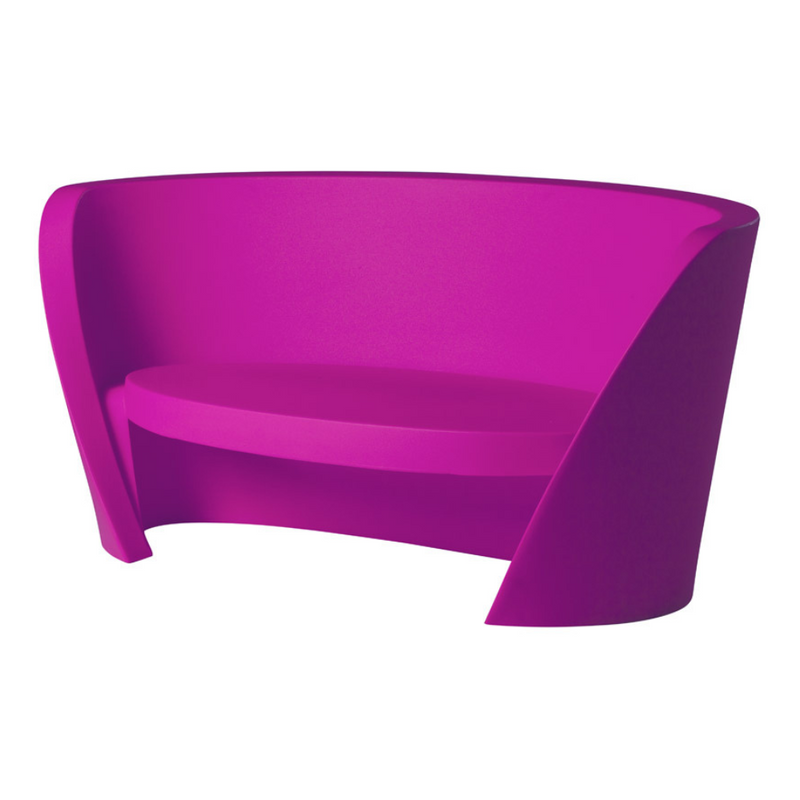 Karim Rashidin suunnittelema kaunis ja sulavalinjainen RAP Sohva Sweet Fuchsia värisenä.