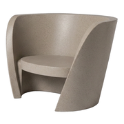 Karim Rashidin suunnittelema kaunis ja sulavalinjainen RAP CHAIR Lounge tuoli Beige Almond Beige värisenä.