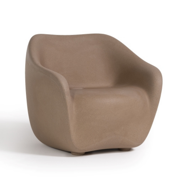 ecoBirdyn suunnittelema sulavalinjainen Beige REBORN design Nojatuoli Almond Beige värillä.