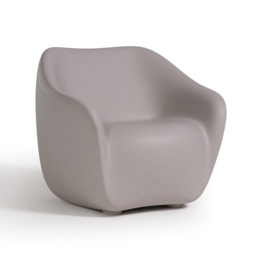 ecoBirdyn suunnittelema sulavalinjainen Valkoinen REBORN design Nojatuoli Mist White värillä.