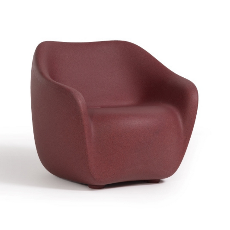 ecoBirdyn suunnittelema sulavalinjainen Punainen REBORN design Nojatuoli Hibiscus Red värillä.