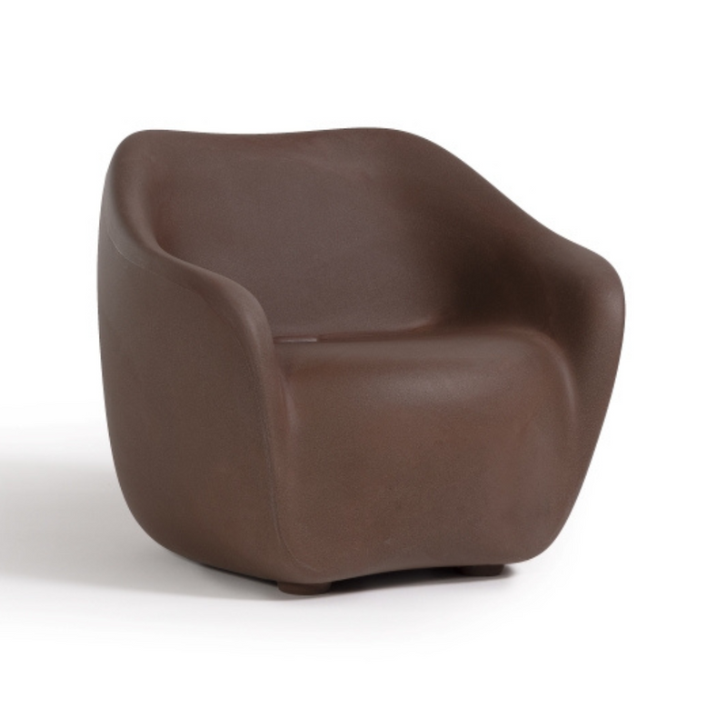 ecoBirdyn suunnittelema sulavalinjainen Ruskea REBORN design Nojatuoli Moka Brown värillä.