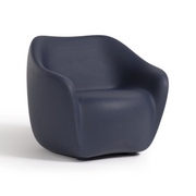 ecoBirdyn suunnittelema sulavalinjainen Sininen REBORN design Nojatuoli Deep Blue värillä.